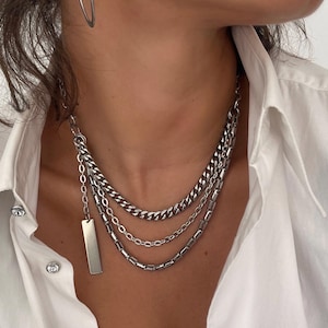 Collana girocollo con ciondolo a barra verticale multicatena in argento, collana girocollo a tre fili sovrapposti, collana corta in stile rock, collana girocollo audace con targhetta identificativa da donna