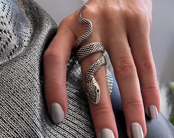 Bague extra longue en argent foncé, bague FULL FINGER SERPENT, bague réglable texturée serpent brutaliste, bague de style rock moderne