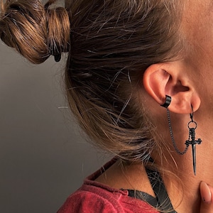 Orecchino a goccia con spada nera, orecchino nero punk rock audace, orecchino a catena con spada gotica, finti gioielli per piercing all'elica e al lobo dell'orecchio, orecchini neri