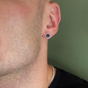 Orecchini a perno rotondi in smalto nero • Orecchini a disco • Orecchini finti a dilatatore • Piccoli orecchini neri per uomo • Orecchini a perno neri classici AnAngelsHug • Idea regalo
