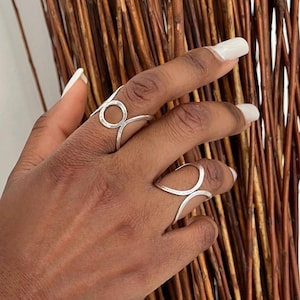 Bague cercles en argent antique, bague géométrique réglable, bague de forme ronde délicate, bague martelée pour femme, cadeau pour elle, cadeau de fête des mères