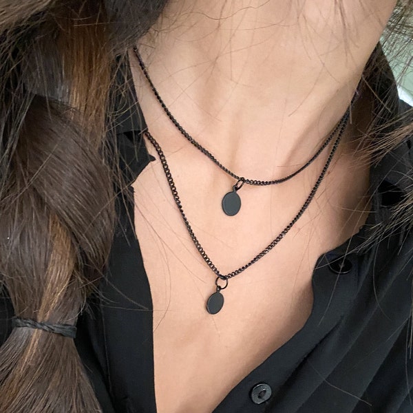 Collier pour femme avec pièce de monnaie noire, pendentif disque chaîne noire, collier noir mat, pendentif à bascule, collier de style grunge, collier noir minimaliste