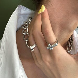 Anillo ajustable de plata antigua con cruz lateral, anillo abierto con cruz cristiana, anillo de caballero con cruz para mujer, anillo religioso apilable.