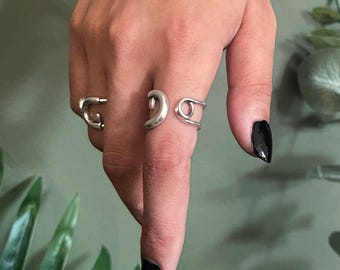 Silberner Ring in Sicherheitsnadelform • Modischer, verstellbarer Wickelring • Minimalistischer Statement-Ring im Punk-Rock-Stil von AnAngelsHug • Geburtstagsgeschenk
