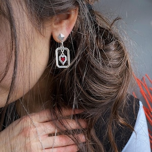 Pendientes vintage con forma de corazón rectangular: chapados en plata de ley con colgante de esmalte.