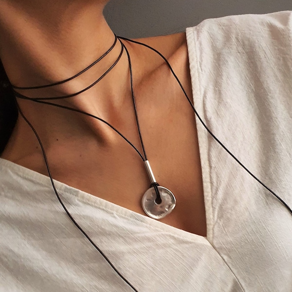 Gargantilla de cuero envolvente, collar de cuero para mujer, estilo uno de 50, collar de monedas de cuero, collar de bolo para atar, joyería de cuero boho