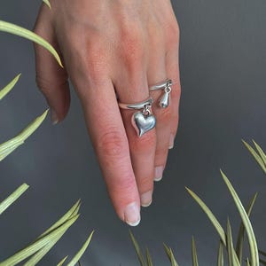 Anillo con dijes colgantes • Anillo pequeño en forma de lágrima o corazón • Elegante anillo de corazón • Anillo minimalista en forma de lágrima colgante • Anillo de corazón de estilo urbano de AnAngelsHug