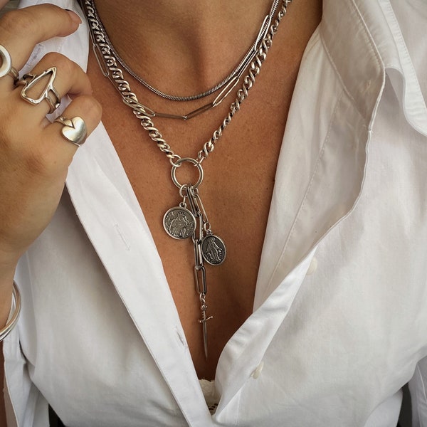 Dreireihiger verstellbarer Halsreif aus Silber mit drei Strängen, Halskette mit O-Ring und mehreren Ketten aus religiösen Münzen, kühner Lariat-Schwert-Anhänger, scharfkantiger Halsreif