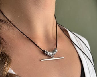 Collar largo con barra en T y discos de plata antigua de cuero genuino: ajustable, unisex, chapado en plata de ley.