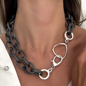 Cadena oscura doble industrial de gran tamaño • Collar con anilla en forma de O de cadena ligera y rústica de plata • Gargantilla gruesa estilo rock de AnAngelsHug
