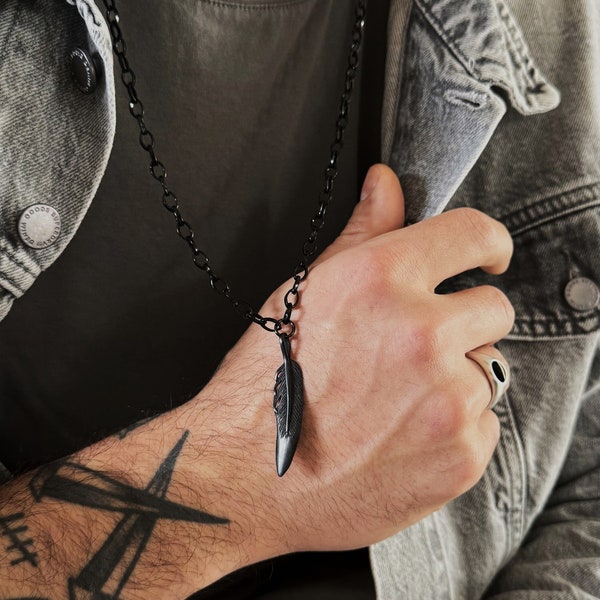 Collier chaîne homme plume noire, pendentif plume oxydée, collier en métal noir, bijoux noirs, pendentif unisexe style rock, cadeau petit ami