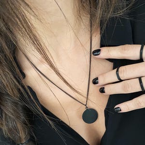 ブラックの特大コインチェーンネックレス、重ね付けできるモダンロックブラックラウンドチャームペンダント、軽量ストリートウェアラージブラックディスクペンダント、ギフト