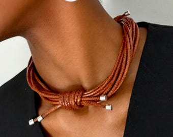 Gargantilla ancha de cuero con nudo de varias hebras: collar ajustable con cordón texturizado de serpiente bañado en plata de ley.