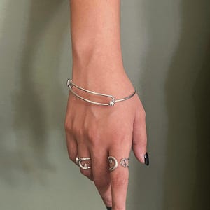 Bracciale rigido in argento con spilla di sicurezza, bracciale minimal da donna in filo metallico, bracciale delicato impilabile, bracciale leggero in stile rock, regalo per la fidanzata