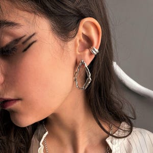 ハンマー加工のモダンロックフープイヤリング• アブストラクトなアンティークシルバーのオーバルイヤリング• AnAngelsHugの大きなコンテンポラリーなイレギュラーイヤリング• ギフトアイデア