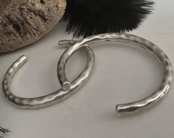 Opvallende zilveren armband met gehamerd oppervlak: unieke open bandmanchet