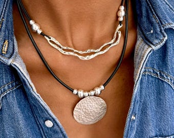 Collar de cordón de cuero en capas con barra y disco martillados: gargantilla de estilo vintage con cierre magnético.