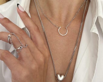 Collares con dije de corazón liso y anillo en capas: cadenas ajustables de acero inoxidable y colgante chapado en plata de ley.