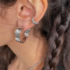 質感のあるダメージ加工のフープピアス、不規則な丸型ピアス、ハンマー加工の列状シルバーメッキフープ、軽量で抽象的なモダンロックフープ