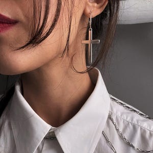 Pendientes de aro grandes de plata con forma de cruz, pendientes colgantes minimalistas con forma de cruz, aros delicados con forma de cruz, pendientes largos de cruz pulida, aros sencillos y lisos con forma de cruz.