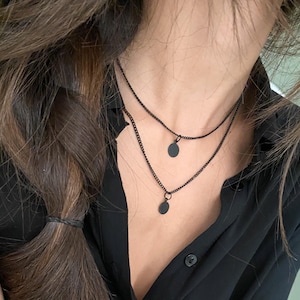 Zwarte damesketting munt, zwarte kettingschijfhanger, matzwarte ketting, tuimelschakelaar, ketting in grunge-stijl, minimale zwarte ketting