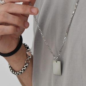 Ciondolo con targhetta identificativa vuota in acciaio inossidabile con catena a maglie larghe • Collana con targhetta identificativa rettangolare geometrica da uomo minimal • Ciondolo urbano unisex con catena lunga di AnAngelsHug