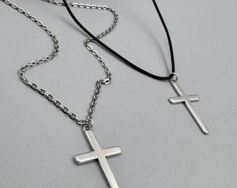 Colar com pingente de cruz grande e fina em prata, estilo minimalista com detalhes em couro, corrente fina e lisa em formato de cruz, pingente de cruz unissex.