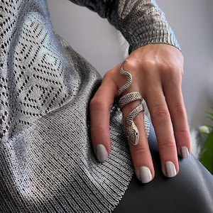 Bague extra longue en argent foncé, bague FULL FINGER SERPENT, bague réglable texturée serpent brutaliste, bague de style rock moderne