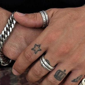 Anillo abierto de plata antigua con doble barra rayada • Anillo de banda texturizado para hombre • Anillo desgastado estilo rock ajustable para hombre • de AnAngelsHug