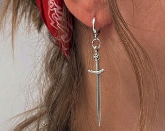 Pendientes de plata con espada medieval para mujer, pendientes colgantes con espada, pendientes de plata con arma de motociclista, pendientes de plata gótica con espada punk rock.