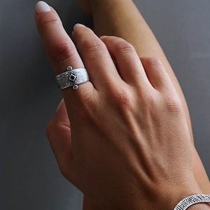 Anillo ancho de plata con punta étnica, anillo abierto grabado en plata/negro, anillo de banda de doble flecha, anillo vanguardista apilable de plata antigua, regalo para ella