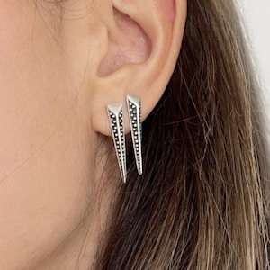 Boucles d'oreilles fines texturées en argent antique pointu : clous d'oreilles géométriques avant-gardistes en plaqué argent sterling