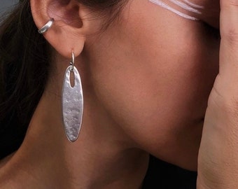 Pendientes colgantes ovalados de plata, pendientes colgantes martillados, pendientes de plata antigua, pendientes largos bañados en plata cruda de AnAngelsHug, regalo para ella
