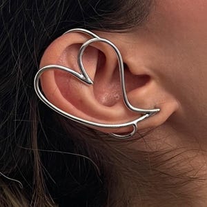 Brinco de pressão contemporâneo com grande coração prateado • Brinco de pressão com fio grosso, design de coração, sem necessidade de furo na orelha • Brinco de pressão minimalista para a parte externa da orelha direita, da AnAngelsHug