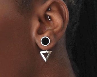 Pendientes Ear Jackets con forma de triángulo de plata puntiaguda y redondos de esmalte negro: aretes medianos, ligeros y ecológicos.