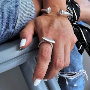 Geometrischer ovaler offener Ring aus massivem Silber • Stapelbarer Mittelfinger-Bandring • Moderner Rockstil einstellbarer Ring von AnAngelsHug • Geburtstagsgeschenk
