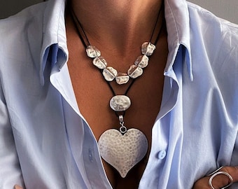 Große Herz Silberkette, gehämmerter Herz Anhänger, Silber Perlen Leder Choker, Herz Kette für Frauen, Geschenk zum Valentinstag