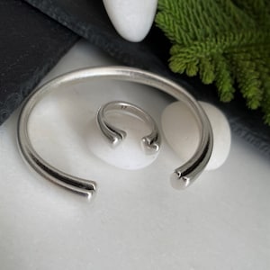 Bracelet jonc se terminant par des cœurs en argent massif • Bracelet manchette ouvert en argent massif • Bracelet deux petits cœurs • Bracelet amour • par AnAngelsHug