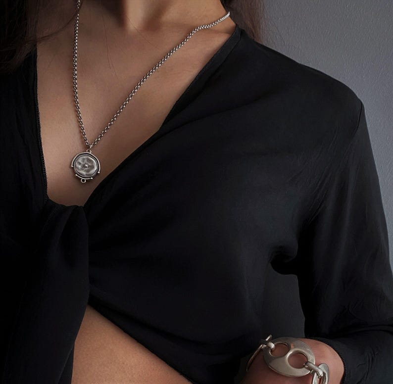 Colar com pingente curto de moeda grega antiga em prata, com corrente rolo em aço inoxidável e pingente redondo. Ideal para presentear ou como presente de Natal. imagem 1