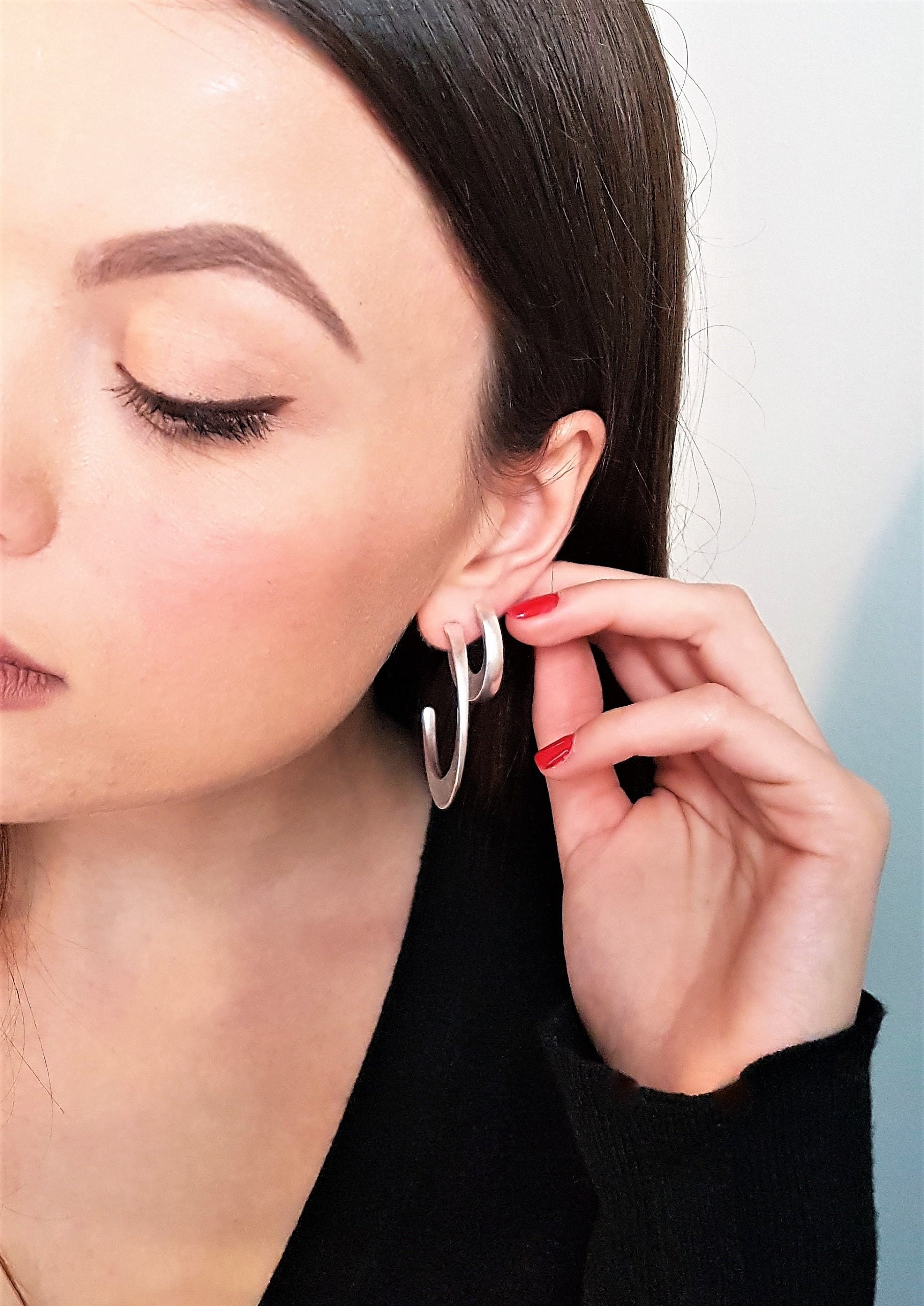 アクセサリー Engraved Hoop Earring (Single) Women's Stainless Steel single hoop knot earring | Silver