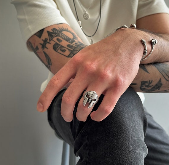 Tatuaje anillo 2025 hombre