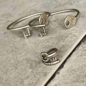 Antique silver wrap-around key ring, adjustable key-shaped ring, stackable womens key ring, rock style open key ring, girlfriends gift idea image 11