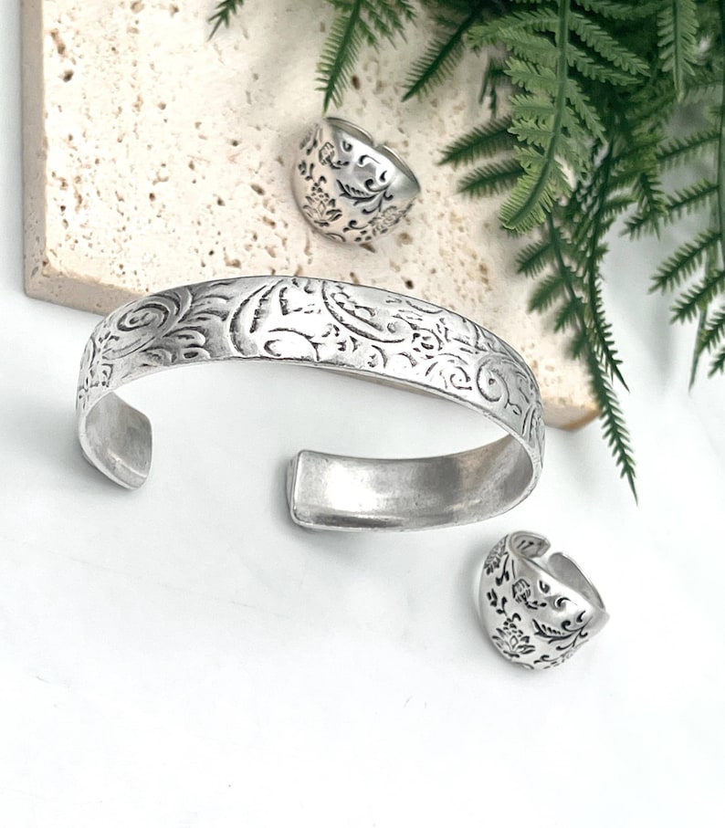 Antique silver engraved floral bold ring, adjustable flower patterns dome ring, open rustic silver vintage style ring, thick womens ring image 9