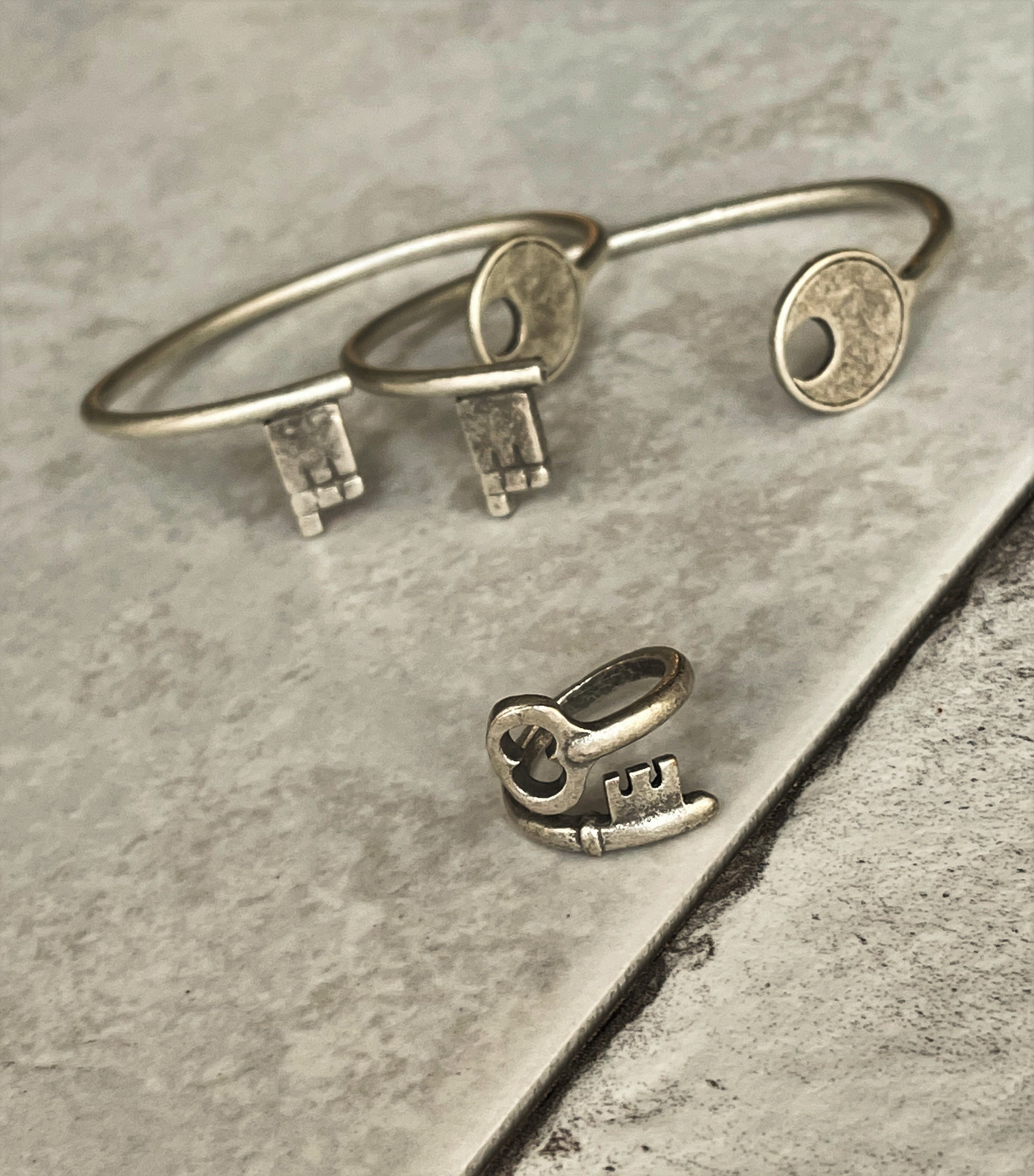 Antique Silver Wrap-around Key Ring, Adjustable Key-shaped Antique Silver Wrap-around Key Ring, Adjustable Key-shaped