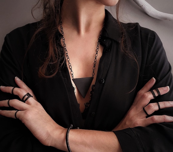 Collana da donna in ottone nero opaco, collana lunga a triangolo nero,  pendente geometrico a catena nera, gioielli in stile rock, collana nera  tagliente -  Italia