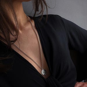 Colar com pingente curto de moeda grega antiga em prata, com corrente rolo em aço inoxidável e pingente redondo. Ideal para presentear ou como presente de Natal. imagem 3