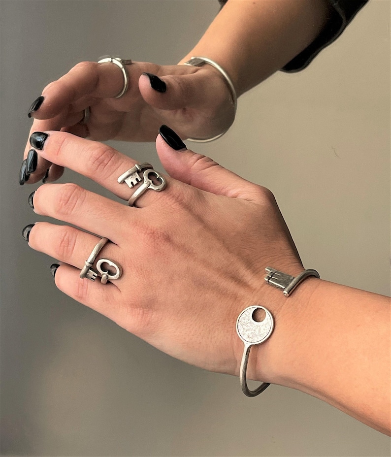Antique silver wrap-around key ring, adjustable key-shaped ring, stackable womens key ring, rock style open key ring, girlfriends gift idea image 5