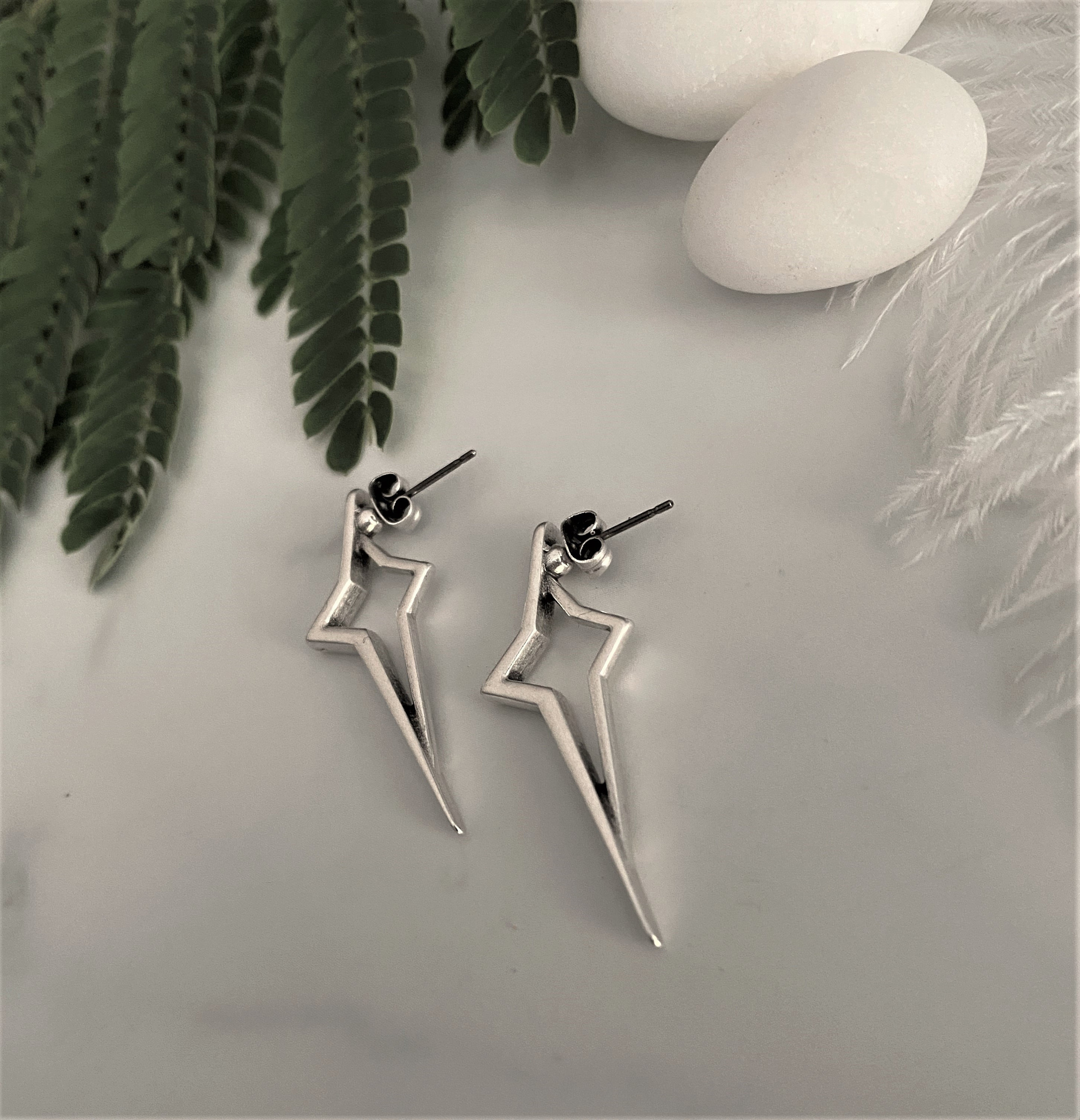 【関税込み】Stairway Earrings in Diamonds/Silver Antique Silver Pointy Star Earrings, Long Sharp Stud