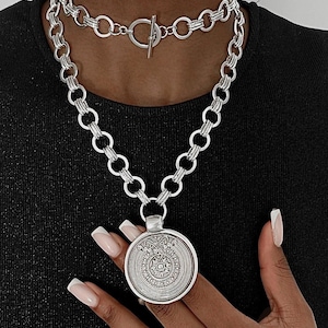 Colgante largo y llamativo de cadena, colgante de disco de plata antigua, collar de cadena gruesa de plata, colgante grande único, gargantilla de cadena gruesa y brillante