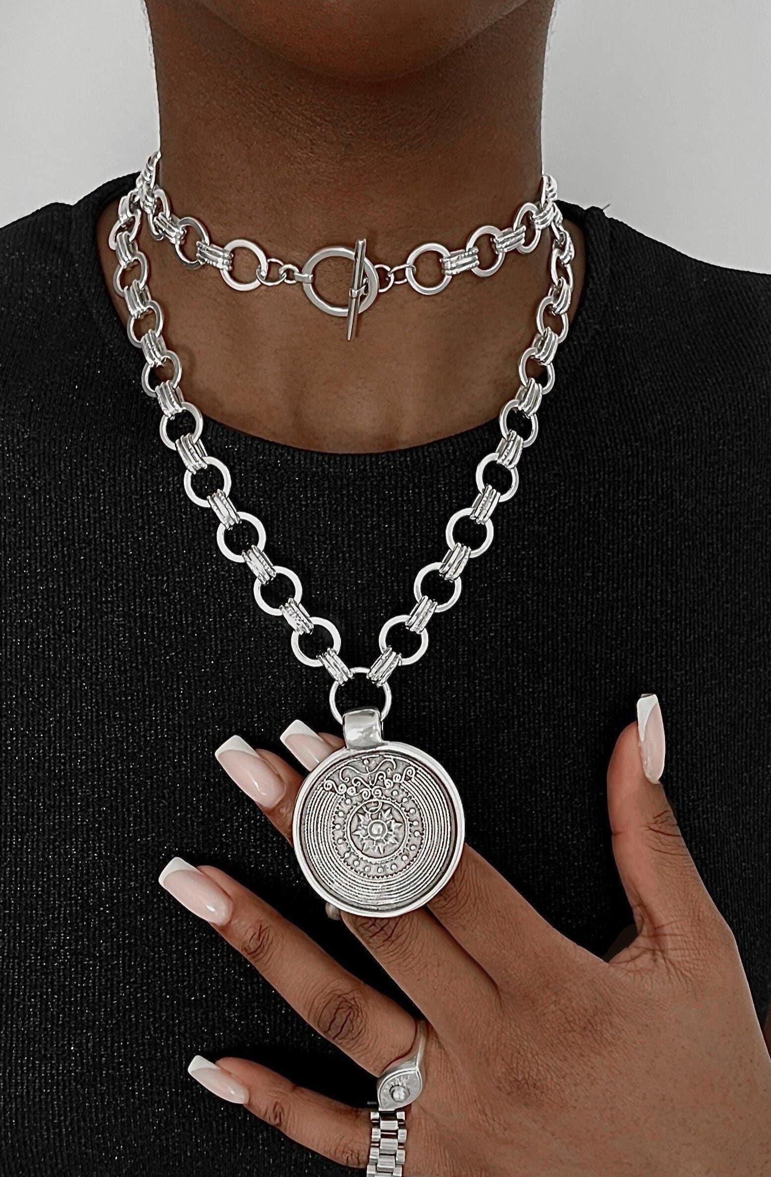 長く存在感のある大胆なチェーンペンダント、アンティークシルバーのディスクペンダント、シルバーのチャンキーチェーンネックレス、ユニークな大きなペンダント、重厚で光沢のあるチェーンチョーカー  - Etsy 日本